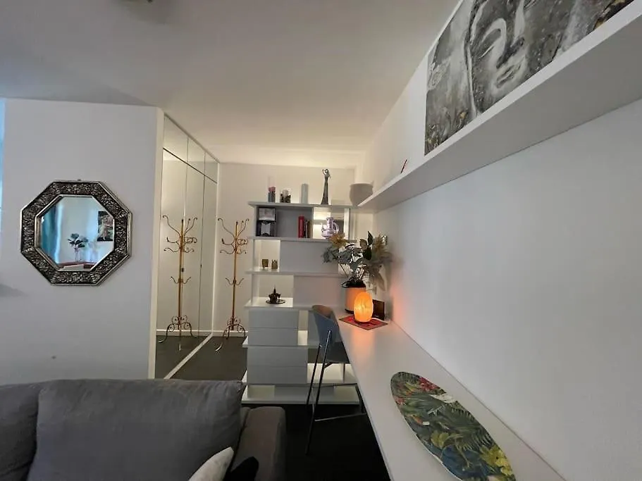 Elegant Relax Suite Near Veron Center Fair Lake Garda Βερόνα